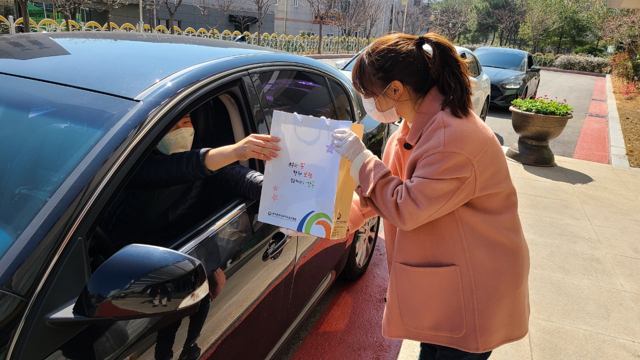 북 드라이브 스루 이용하는 모습 근접촬영